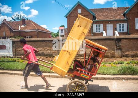 Tirata a mano rickshaw in Antsirabe, Madagascar Foto Stock