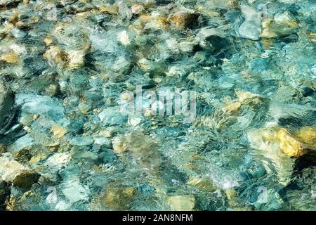 Acqua limpida che scorre in un fiume glaciale in Nepal Himalaya Foto Stock