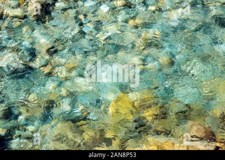 Acqua limpida che scorre in un fiume glaciale in Nepal Himalaya Foto Stock