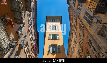 Guardando il colorato di vecchi edifici della città vecchia di Nizza nel sud della Francia Foto Stock