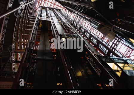 La struttura interna del James R. Thompson Center di Chicago, IL, Stati Uniti d'America Foto Stock