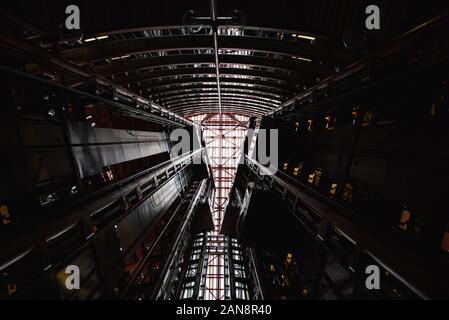 La struttura interna del James R. Thompson Center di Chicago, IL, Stati Uniti d'America Foto Stock