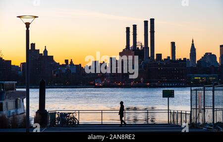 Tramonto a East River Ferry Terminal in New York City Foto Stock