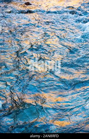 Acqua limpida che scorre in un fiume glaciale in Nepal Himalaya Foto Stock