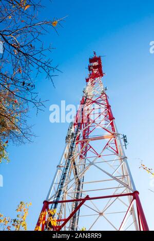 Torre della stazione radar sul cielo blu sullo sfondo. Vista dal basso Foto Stock