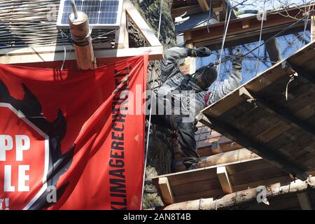 Kerpen, Germania. 16 gennaio, 2020. Un attivista è appeso a un albero di casa a Hambach foresta. Il Hambach miniera a cielo aperto è ridotto in dimensione e combattuto-over Hambach foresta è di essere conservati. Durante la notte a Berlino, il governo federale e gli stati federali con la lignite regioni avevano concordato un calendario per la chiusura di impianti alimentati a lignite. Credito: David Giovani/dpa/Alamy Live News Foto Stock