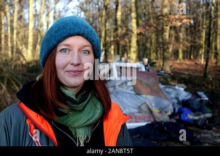 Kerpen, Germania. 16 gennaio, 2020. Fine di terreno portavoce Kathrin Henneberger a Hambach foresta. Il Hambach miniera a cielo aperto sarà ridotto in dimensioni e la merlati Hambach foresta sarà conservato. Durante la notte a Berlino, il governo federale e gli stati federali con la lignite regioni avevano concordato un calendario per la chiusura di impianti alimentati a lignite. Credito: David Giovani/dpa/Alamy Live News Foto Stock