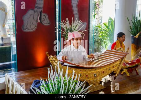 Musicista suonare uno strumento locale, uno xilofono o pattala, nel foyer dell'hotel di Mandalay Hill Resort Hotel, Mandalay Myanmar (Birmania) Foto Stock