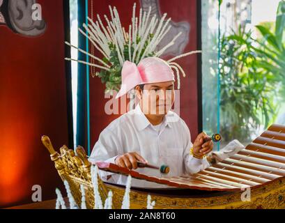 Musicista suonare uno strumento locale, uno xilofono o pattala, nel foyer dell'hotel di Mandalay Hill Resort Hotel, Mandalay Myanmar (Birmania) Foto Stock