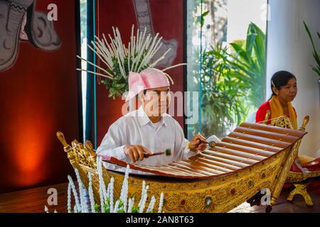 Musicista suonare uno strumento locale, uno xilofono o pattala, nel foyer dell'hotel di Mandalay Hill Resort Hotel, Mandalay Myanmar (Birmania) Foto Stock