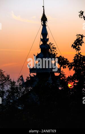 Tempio Sataungpyei alla sommità del Mandalay Hill pagoda, Mandalay Myanmar (Birmania) nella luce della sera stagliano contro il sole di setting Foto Stock