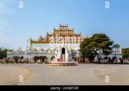 Il restaurato Maha Atulaveyan Kyaungdawgyi (Atumashi monastero), un buddista di punto di riferimento culturale a Mandalay, Myanmar (Birmania) Foto Stock