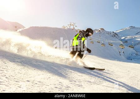 Bambino ragazzo adolescente sci veloci in montagna. Ragazzo scuola divertendosi in esecuzione in discesa in località alpina durante vacanze invernali Vacanze a bright Foto Stock