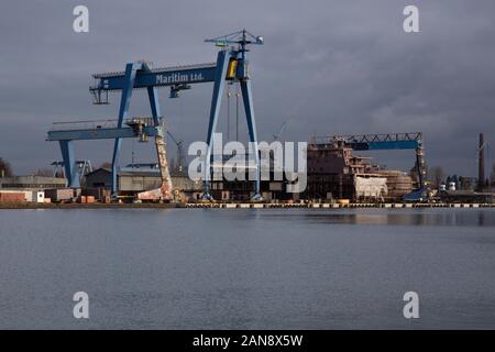 Gantry cranes sul lungomare al Cantiere di Danzica, Danzica Polonia Foto Stock