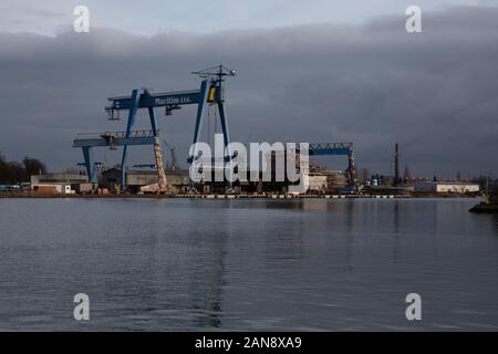 Gantry cranes sul lungomare al Cantiere di Danzica, Danzica Polonia Foto Stock