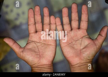 Uomo che tiene insieme palme a cubetti vuote. Foto Stock