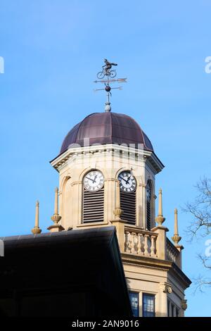 Banderuola sormontato da ciclismo academic sulla cupola all'Harris Manchester College, Università di Oxford, Inghilterra. Foto Stock