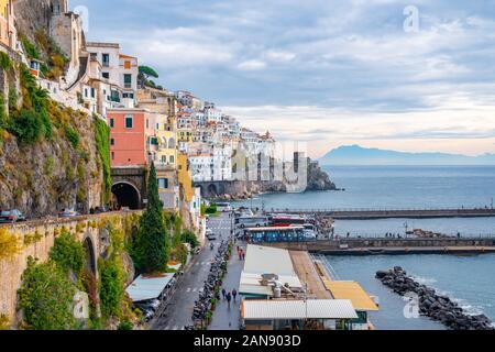 Amalfi, Italia - 01.11.2019: Amalfi cityscape sulla costa del mar mediterraneo Foto Stock