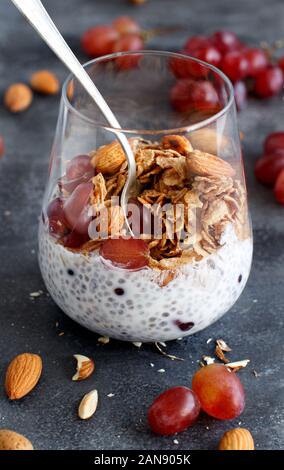 Chia budino parfait con uva rossa e mandorle da vicino Foto Stock