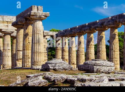 Vista interna del Tempio greco di Hera-II nel sito archeologico di Paestum (Poseidonia), Salerno, Campania, Italia Foto Stock