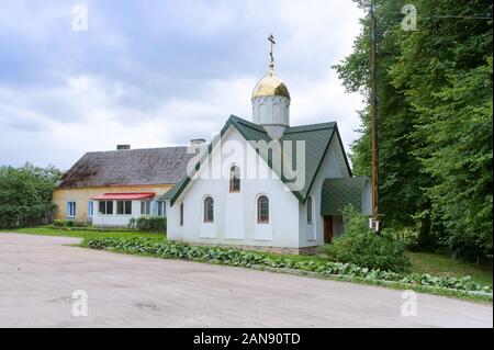 Cappella bianca con il tetto verde, la piccola cappella di San Giorgio il vittorioso, costruito nel 2013-2014, Krasnolesye, Nesterovsky district, la regione di Kaliningrad, RU Foto Stock