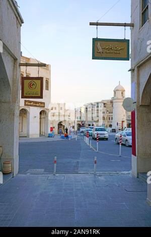 DOHA, QATAR -12 dic. 2019 - Si trova nel centro di Doha, il Falcon Souq è un mercato di vendita di vivere falcon uccelli e attrezzature di falconeria. Esso include un f Foto Stock