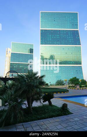DOHA, QATAR -12 dic 2019- vista delle torri a zig-zag twin grattacieli dalla Lagoona Mall a Doha. Foto Stock