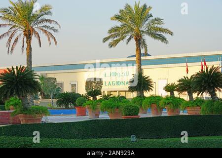 DOHA, QATAR -12 dic 2019- vista delle torri a zig-zag twin grattacieli dalla Lagoona Mall a Doha. Foto Stock