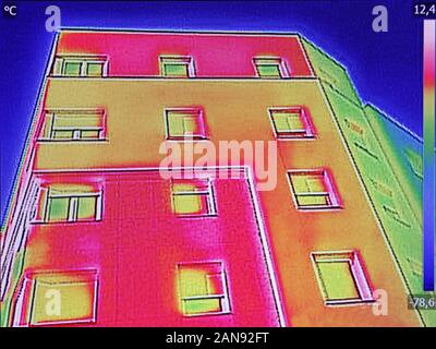 Immagine termica la perdita di calore presso l'edificio residenziale Foto Stock