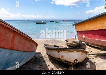 Les Danses d'Arlet Martinica, FWI - barche di pescatori sulla spiaggia Foto Stock
