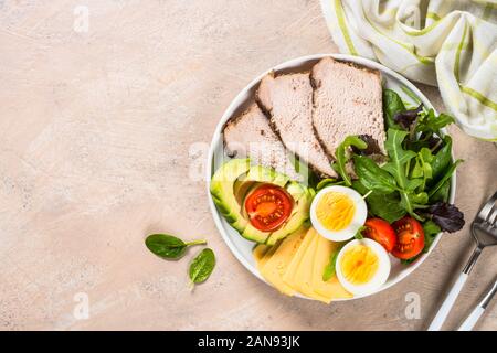 Dieta cheto piastra sul tavolo bianco. Foto Stock