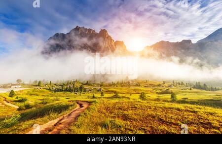 Ottima vista di foggy Tofane mountain range dal Passo Falzarego. Parco nazionale. Dolomiti (Dolomiti), Alto Adige. Ubicazione Cortina d'Ampezzo. Italia Foto Stock