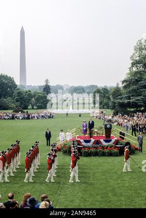 Sua Maestà la Regina Elisabetta II è accolto dal Presidente degli Stati Uniti George Bush Snr a Washington D.C. sulla Casa Bianca prati, USA 1991. Foto Stock