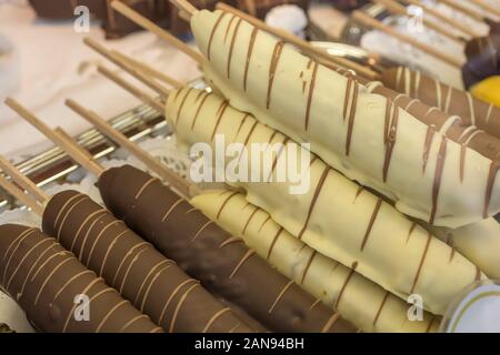 Banane di cioccolato in una stalla ad un festival popolare Foto Stock