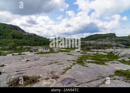 Escursionismo road di cliff Prekestolen nel fiordo Lysefjord - Norvegia - natura e lo sfondo di viaggio Foto Stock