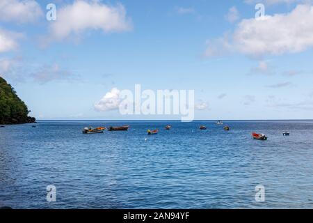 Les Danses d'Arlet Martinica, FWI - barche di pescatori in mare in Anse Dufour Foto Stock