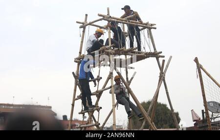 Bhaktapur, Nepal. 16th Gen 2020. La gente dimostra una perforazione di salvataggio durante un evento che segna il 22nd Giorno Di sicurezza Del Terremoto del Nepal a Bhaktapur Durbar Square a Bhaktapur, Nepal, 16 gennaio 2020. Il Nepal ha contrassegnato la 22nd Giornata Di sicurezza Del Terremoto il giovedì, in commemorazione della devastazione causata dal terremoto di Nepal-Bihar 1934. Il Nepal ha dovuto affrontare un altro terremoto nell'aprile 2015, noto anche come terremoto di Gorkha, che ha ucciso quasi 9.000 persone e ferito più di 22.000 persone. Credito: Sunil Sharma/Xinhua/Alamy Live News Foto Stock