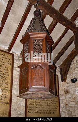Tettoia in legno di quercia su font, St Mary Long Preston Foto Stock