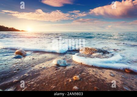 Fantastica vista mare azure incandescente dalla luce del sole. Drammatica scena di mattina. Posizione Makauda, Sciacca. Sicilia Italia meridionale. Bellezza Mondo. Foto Stock