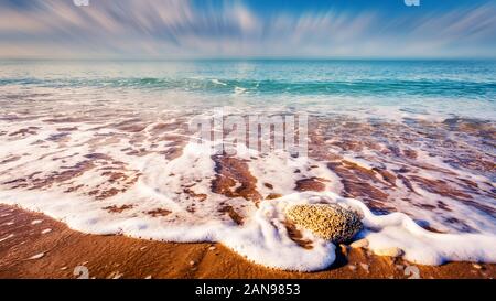 Fantastica vista mare azure incandescente dalla luce del sole. Drammatica scena di mattina. Posizione Makauda, Sciacca. Sicilia Italia meridionale. Bellezza Mondo. Foto Stock