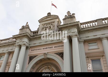 Greenwich, Londra, Regno Unito: Ingresso principale al National Maritime Museum di Greenwich, con bandiera Union Jack in volo. Foto Stock