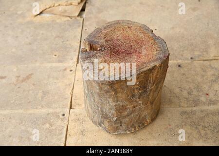 Blocco di tagliere e Sfaldatura Di Carne su fondo di legno. Cerchio blocco di tagliere di legno in cucina per fetta di carne. Foto Stock