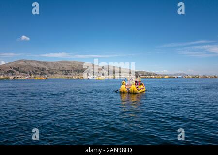 Isola galleggiante e barca di canna sul lago Titicaca, Perù Foto Stock