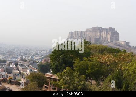 La vista della città e del Forte Maherangarh sulla collina di Chidiyakut di Jodhpur Foto Stock