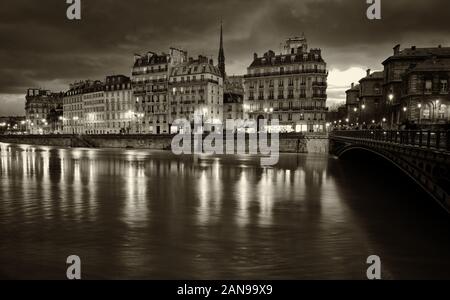 Nocturne vista di bei edifici Parigini di Ile de la Cité e la Senna. Bianco e nero punto panoramico foto. Foto Stock