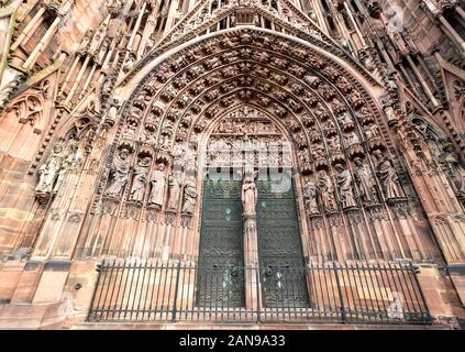 La porta principale della cattedrale di Strasburgo o la Cattedrale di Nostra Signora di Strasburgo (francese: Cathédrale Notre-dame de Strasbourg, o Cathédrale de Strasbourg Foto Stock