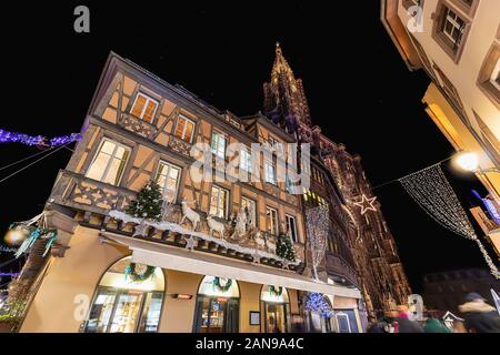 Metà-edificio con travi di legno decorato per il Natale vicino a Strasbourg, Francia Foto Stock