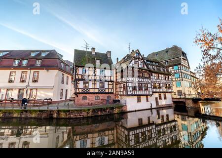 Tradizionali tipiche case a graticcio in La Petite France di Strasburgo, Alsazia, Francia Foto Stock