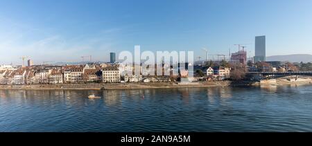 Vista sulla città vecchia di Basilea, Svizzera con il fiume Reno e gli edifici storici Foto Stock