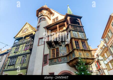 Tradizionale stile alsaziano tipiche case a graticcio in Petite Venise o piccola Venezia, la città vecchia di Colmar, decorata a tempo di Natale, Alsazia, Francia Foto Stock